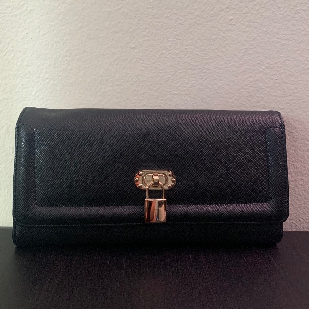 NWOT Woman's Snap Flap Closure Trifold Wallet